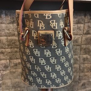 VERY CLEAN Dooney And Bourke Bag